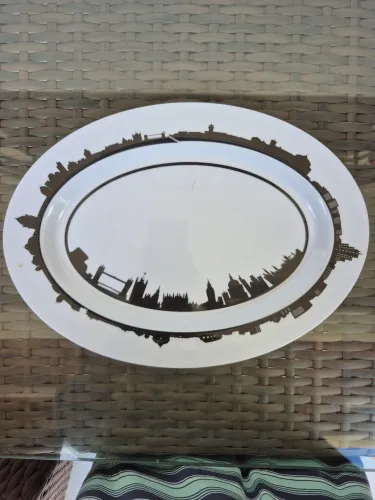travessa oval de plástico com a silhueta da cidade de Londres.