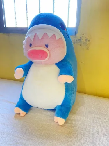 Pelúcia Médio Porco com fantasia de tubarão