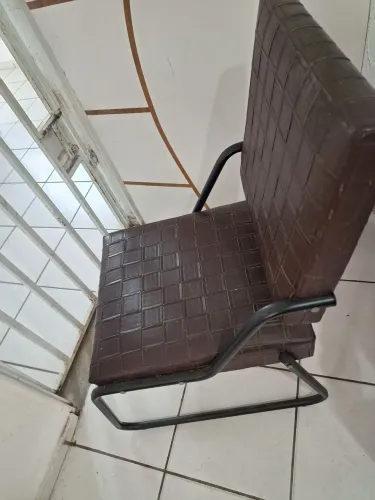 Cadeira de aço mesa vidro