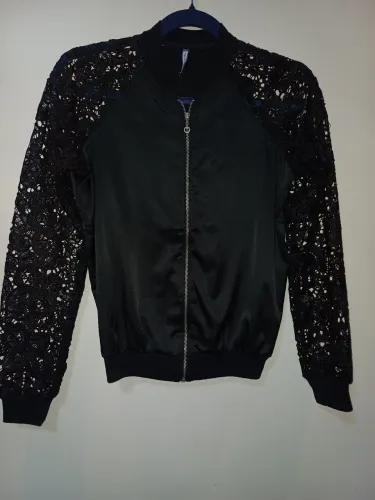 Jaqueta bomber de renda preta semi-nova, tam.38
