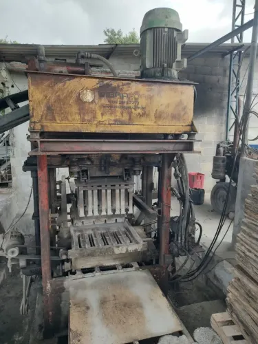 Oportunidade Única: Máquina de Blocos e Pisos Vibrafort e Misturador 