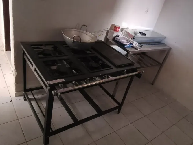 Fogão industrial 4 bocas com chapa nunca usado