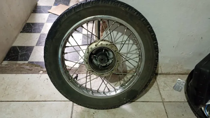 Dois aros, dianteiro e traseiro completo, peneu semi novas da Honda Pop por 380,00