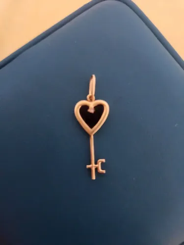 Pingente chave ouro 18k, safira branca e onix 