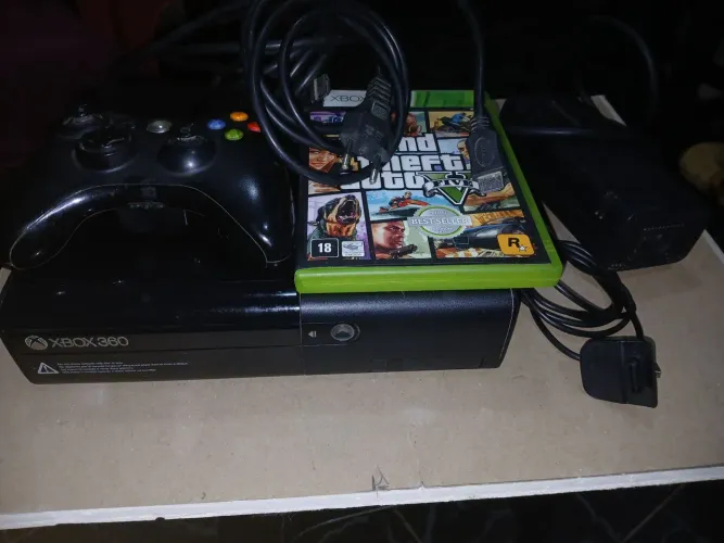 XBOX 360 SUPER SLIM, FUNCIONANDO.COM  O JOGO GTA5.CABO HDMI, FONTE.E 1 CONROLE.
