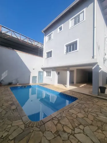 Sobrado à venda, com 5 quartos, 3 suítes, área gourmet com piscina e churrasqueira - Jardi