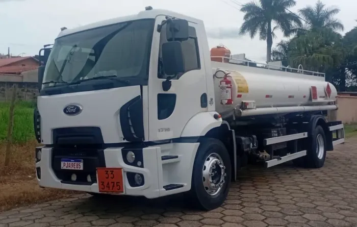 Caminhão Tanque Toco 11 mil litros Boca pequena 