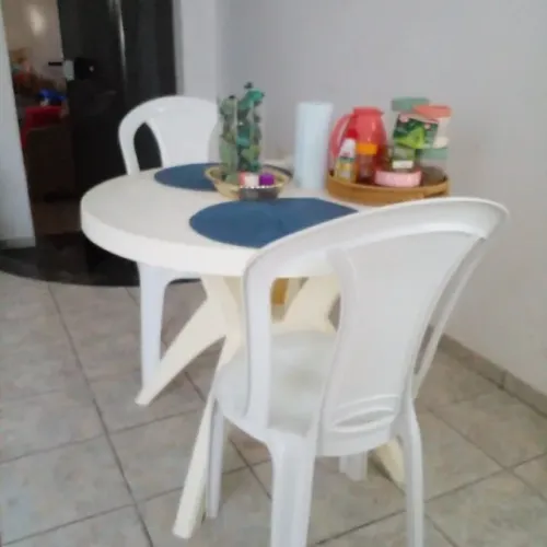 Mesa de jantar redonda com duas cadeiras 