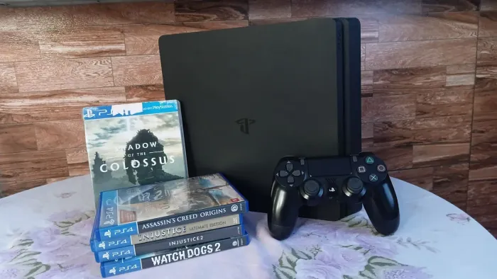 Ps4 slim (500 GB) + 5 jogos
