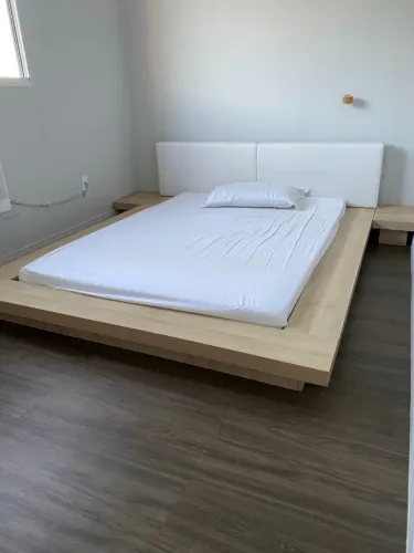 Cama estilo japonesa com cabeceira estofada e mesas laterais - Excelente estado