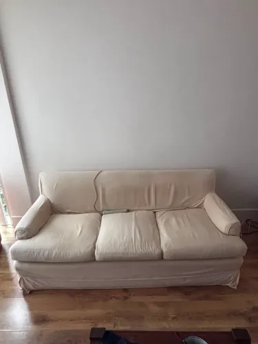 Sofá 3 lugares com capa e bom estado