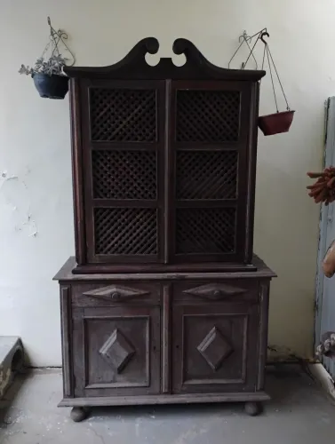 Oratório antigo com detalhes 