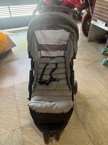 Carinho de bebê mais bebê conforto 