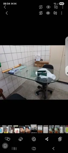 Mesa de vidro e cetro