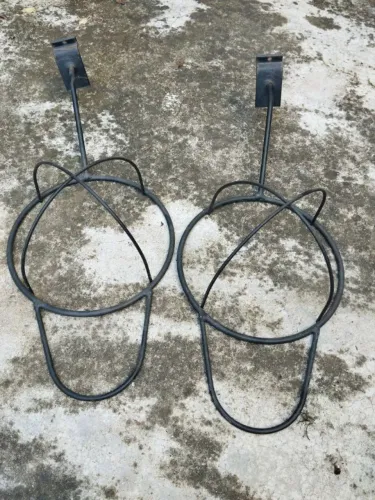 expositor de bonés e chapéus preto