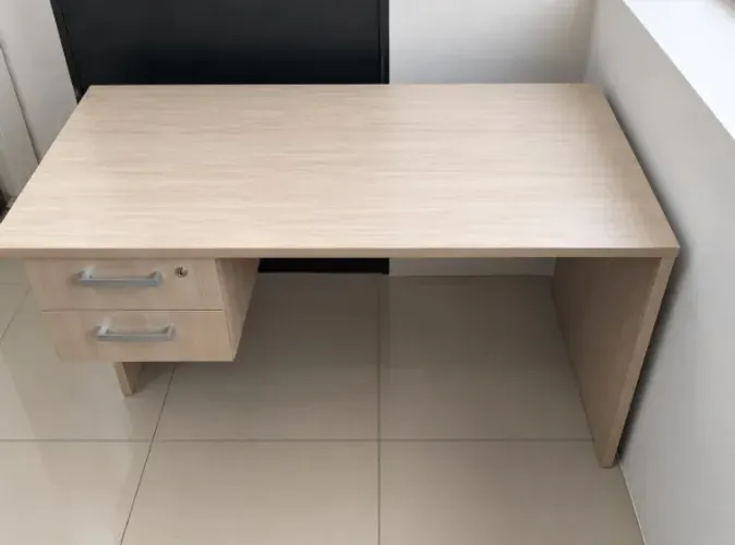Mesa de Escritório Funcional com 2 Gavetas para Organização