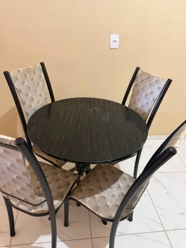 Mesa de granito com 4 cadeiras