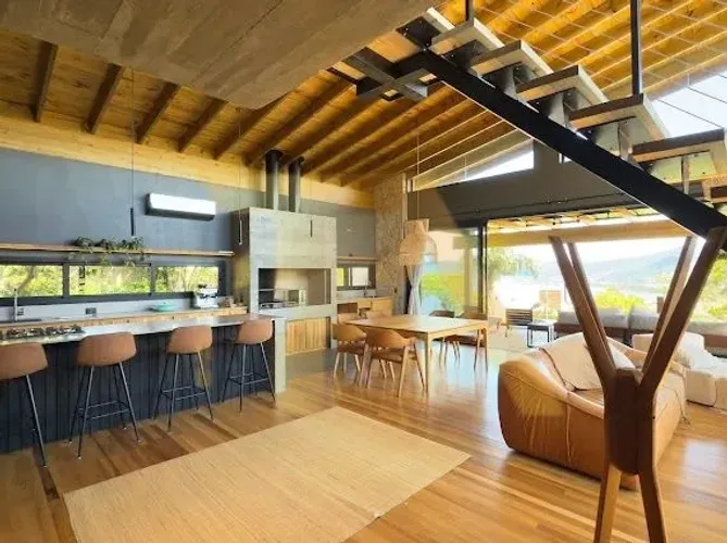 Casa Exclusiva com Vista para a Lagoa e Arquitetura Sofisticada na Praia da Ferrugem