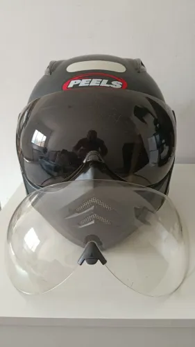 Capacete preto peels, com duas viseiras uma fumê e outra transparente, capacete tudo func
