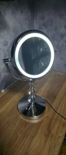 Espelho com zoom e luz