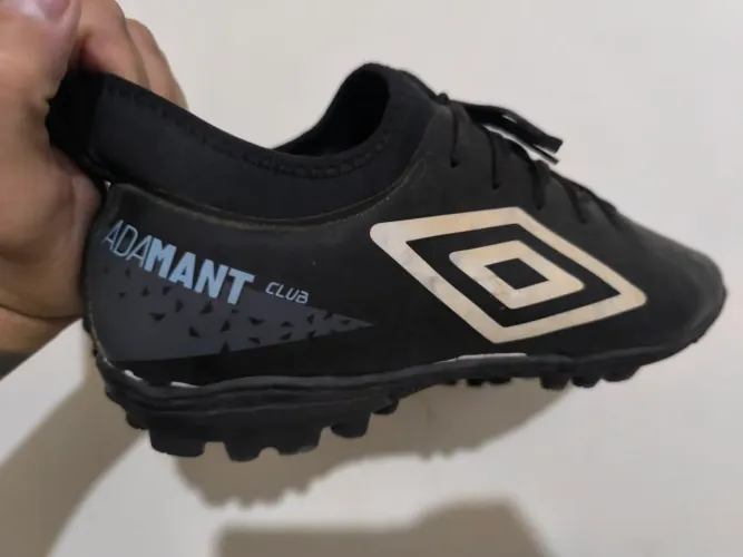 Chuteira umbro Adamant club society