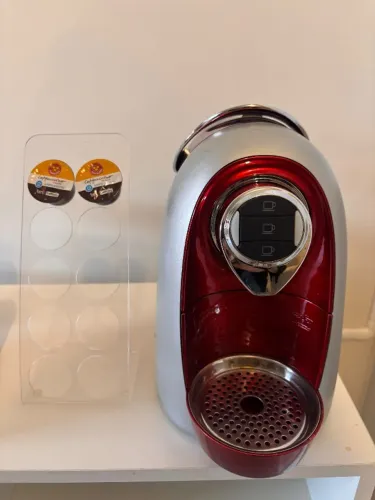 Cafeteira três corações acompanha suporte pra cápsulas