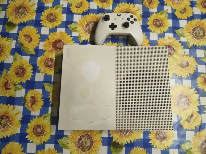 XBOX ONE S + CONTROLE (QUEBRADO)
