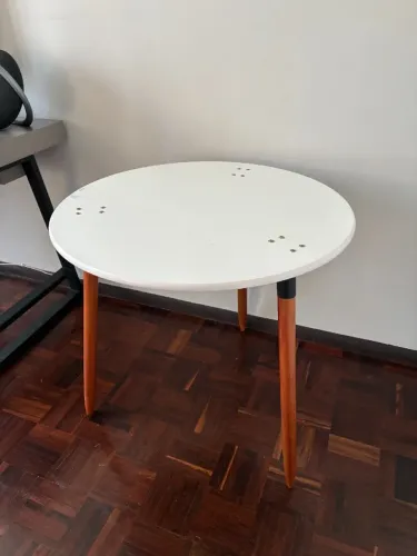 Mesa redonda branca com pés de madeira - estilo retrô