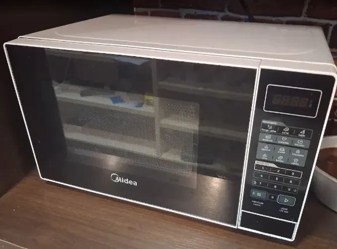 Micro-ondas Midea Mras22 700w 20 Litros Branco Com Porta Preta 220v