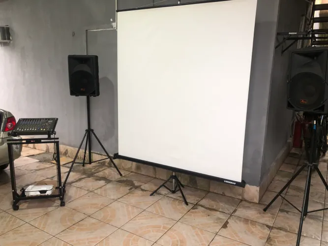 Som caixa ativa e passiva + projetor + mesa de som 8 canais + estante de ferro da mesa ! 