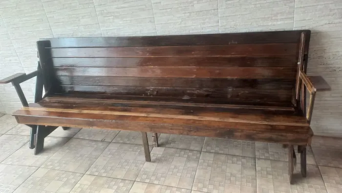 Torrando bancos que viram mesas de madeiras nobres restauradas