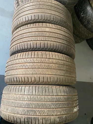 Pneus Pirelli 285 40 23 estado de novos 