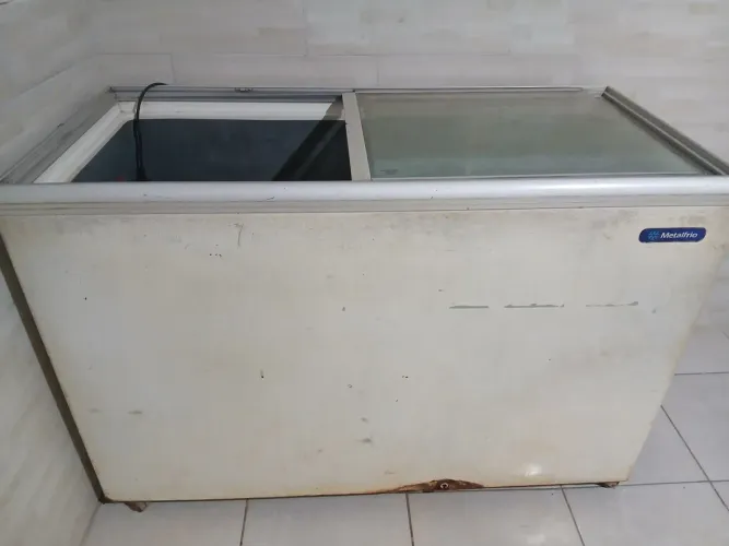 Freezer metal Frio usado