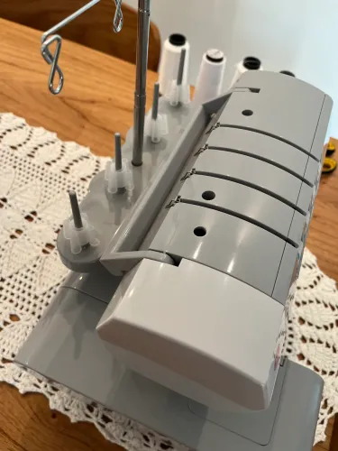 Máquina de costura Overlock Singer