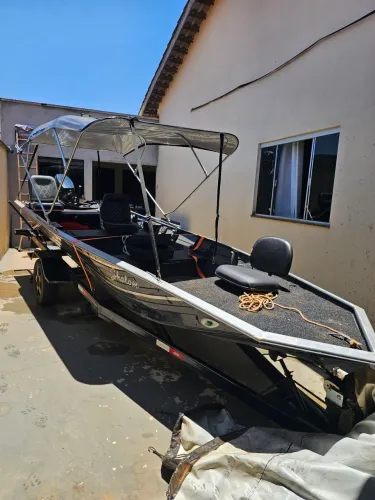 Canoa 5.5 metros, motor mercury 30hp com partida