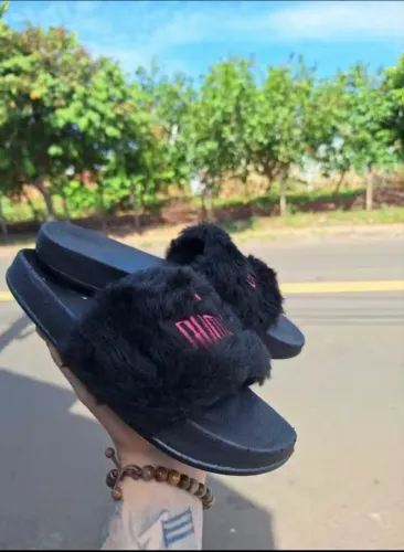 CHINELO SLIDE PUMA COM PELINHO