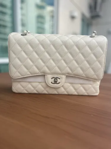 Bolsa tipo Chanel clássica cor creme (nunca usada). Perfeita. 33 cmX 22 cm X 10 cm