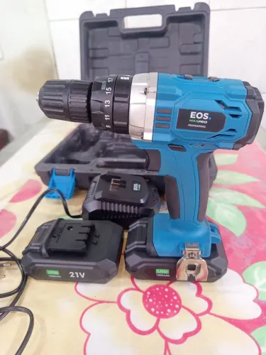 Vende -se uma parafusadeira e furadeira de impacto profissional EOS Maxpro.