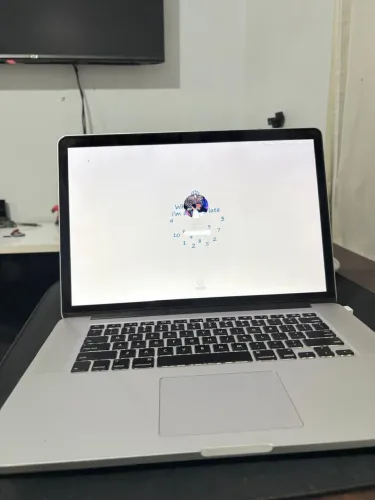 MacBook Pro 15" (Retina, 2015) - Core i7 / 16GB RAM / Excelente Estado