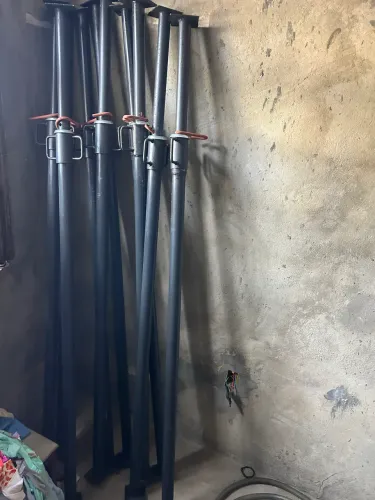 Carretos , mudanças e aluguéis de andaimes e estroncas !