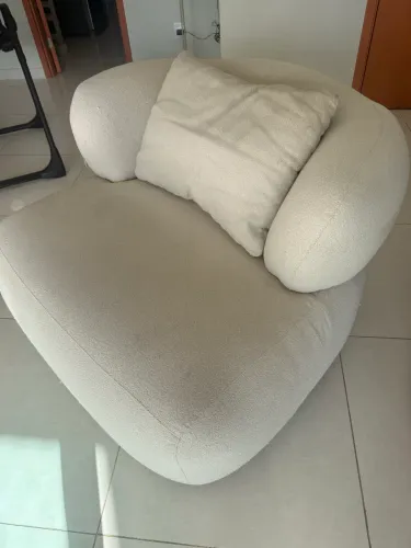 Poltrona Estofada Off White - Excelente Estado | Pouco Uso