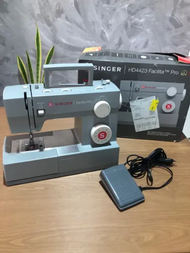 Máquina Singer Facilita !Ainda na garantia! $850( negociável )