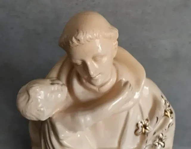 Imagem de Santo Antônio em porcelana