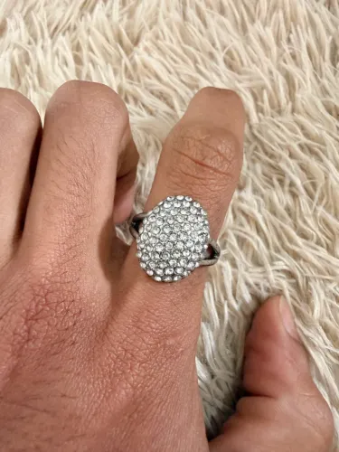 Anel Oval Cravejado com Strass / Cristais ?