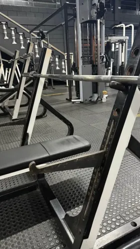 Supino Reto Cybex com trava de segurança ajustavel