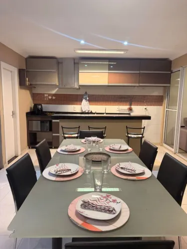 Mesa de vidro com 6 cadeiras e 3 banquetas