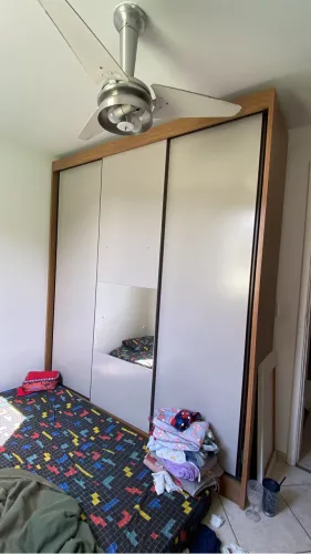 Guarda-roupa/Armário de casal 3 portas de correr com pequeno espelho no meio