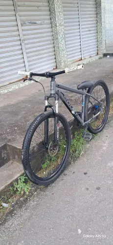 Bicicleta aro 29 cubo k7 pedevela integrado e kit single suspensão absolute