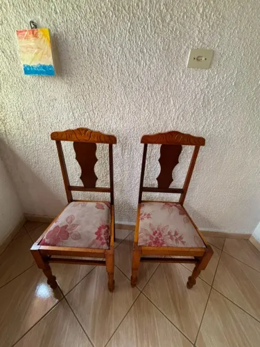 Par de Cadeiras Antigas em Madeira Maciça - Estilo Rústico / Colonial