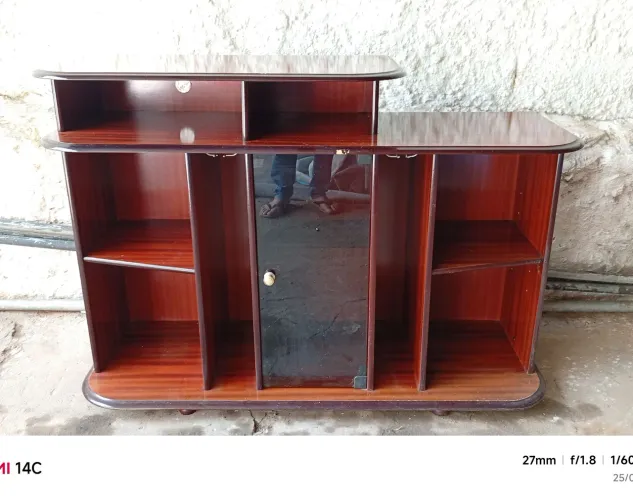 Rack/estante de TV em tom mogno